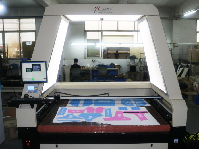 Máquina de corte por láser CO2 de enfoque automático para tela de cuero acrílico